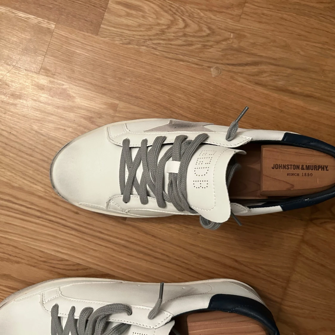 Vita sneakers från Golden Goose med grå stjärna - 4