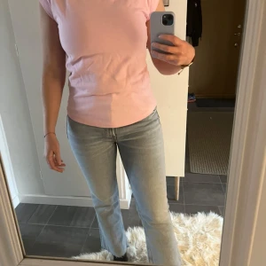 Ljusrosa topp från Boomerang - Säljer en ljusrosa t-shirt från Boomerang i mjuk bomull. T-shirten har rund halsringning. Nypris 500kr.