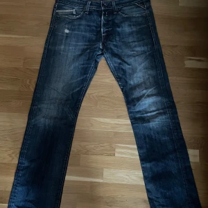 Replay jeans - Säljer dessa Replay jeans med snygga slitningar i storlek W32/L34 i väldigt fint skick