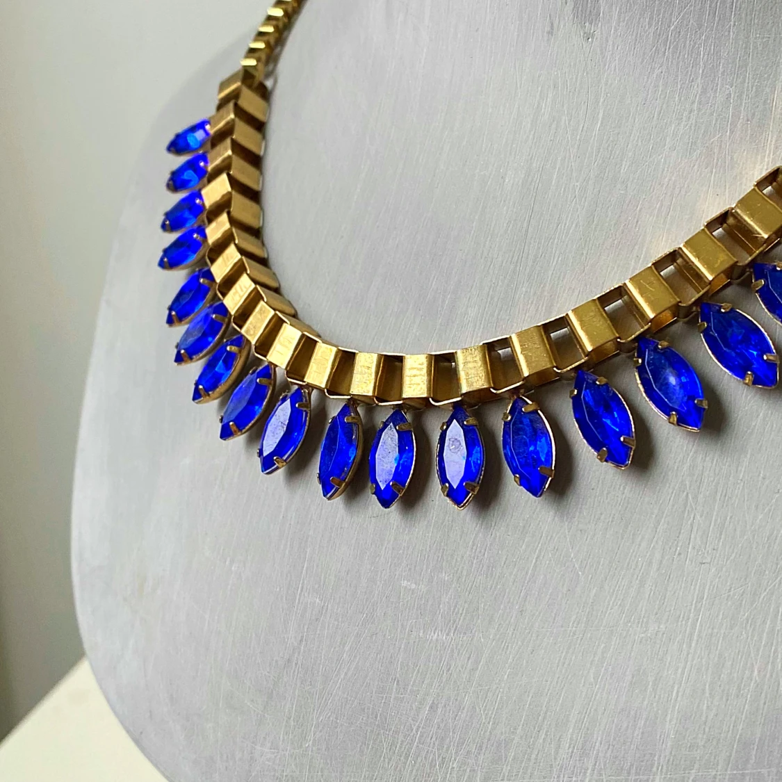 Guldfärgat halsband med blå stenar - 1