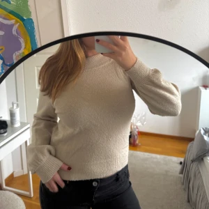 Beige stickad tröja - Söt stickad tröja som har bred krage så man kan ha den lite över axeln😍