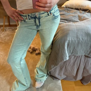 Ljusblå  jeans från Monki - Säljer ett par ljusblå  jeans från Monki. Byxorna är lågmijade och super snygga!  Prislappen sitter kvar då jag köpte fel storlek 🥰😍