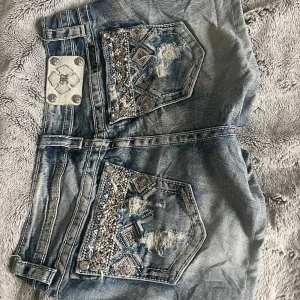 Miss me jeans shorts - Super snygga jeans shorts från missme❣️ De är i strl 30 men är lite små i storleken så jag skulle säga att de är närmare strl 29, skriv om ni vill se fler bilder!❤️skriv innan ni köper!