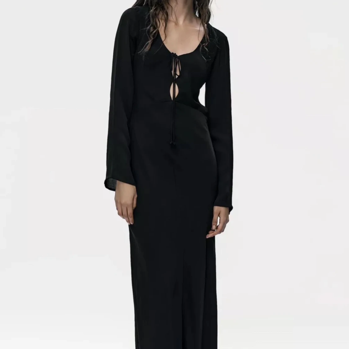 Svart långklänning med öppen rygg och knytning