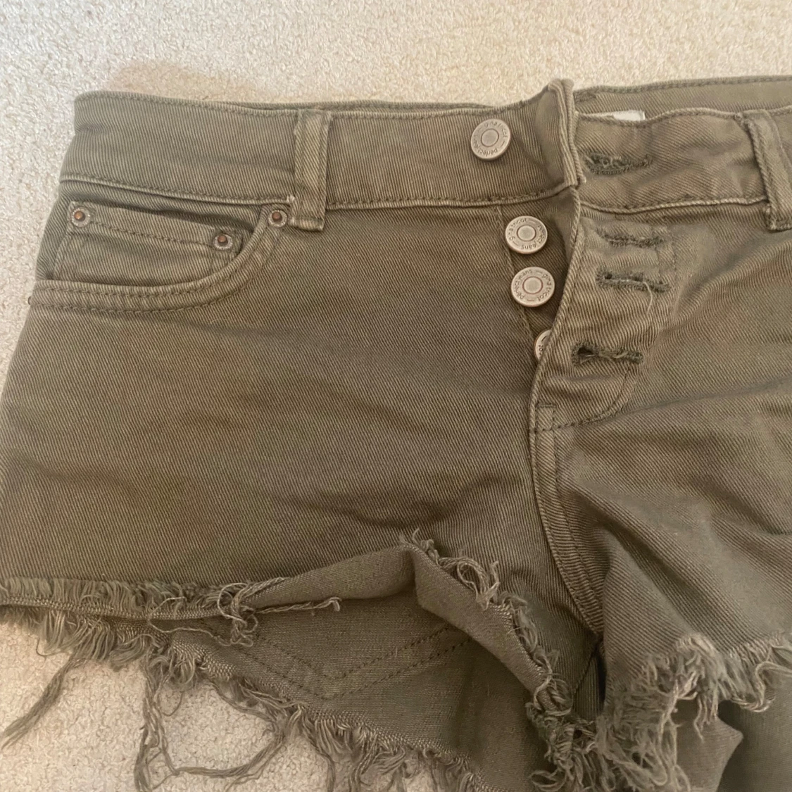 Olivgröna low waist jeansshorts  - 1