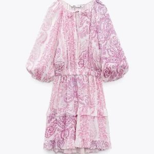 Rosa och vit mönstrad klänning med volanger - Superfin klänning! Slutsåld! Använda ett fåtals gånger! Super fin! Skriv innan ni köper så att ja ska kunna se om plagget fortfarande är tillgänglig 