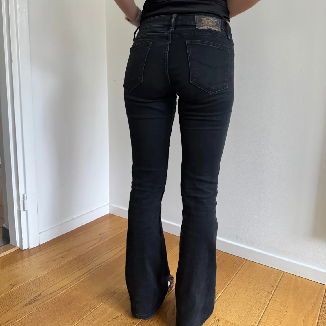 Svarta bootcut jeans från Crocker