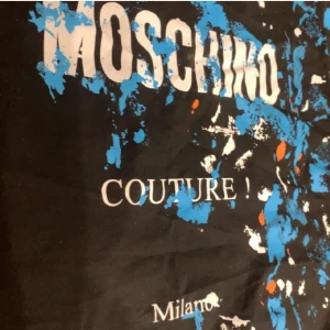 Moschino t shirt - Knappt använd den är väldigt fin men inte riktigt min stil