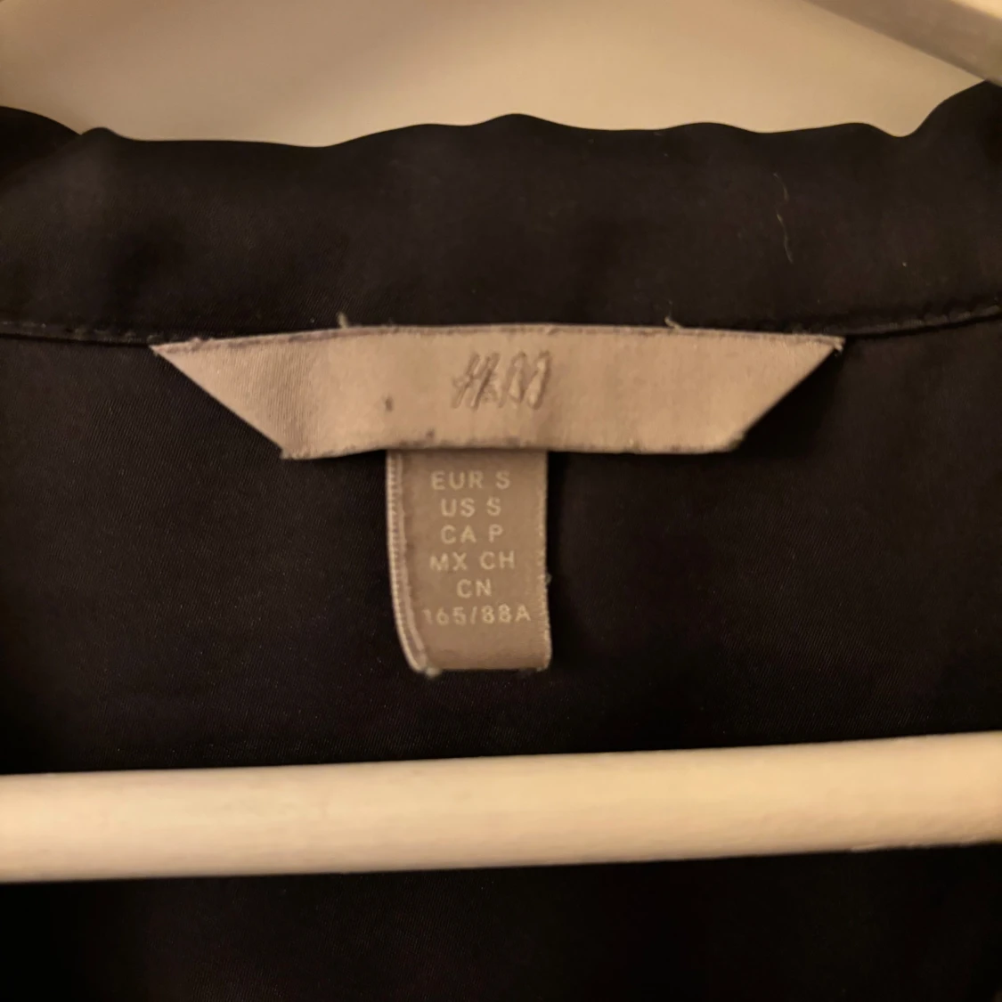 Svart kortärmad satin-skjorta från H&M - 2