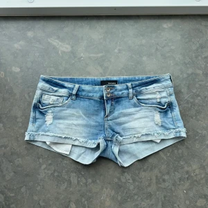 Jeansshorts  - Så himla sbygga jeansshorts med coola detalijer och slitningar . Har tyvärr ingen bild på. Midjemått: ca 45 cm Midjehöjd ca 18 cm. Svårt att uppskatta storlek men kolla måtten.💕 