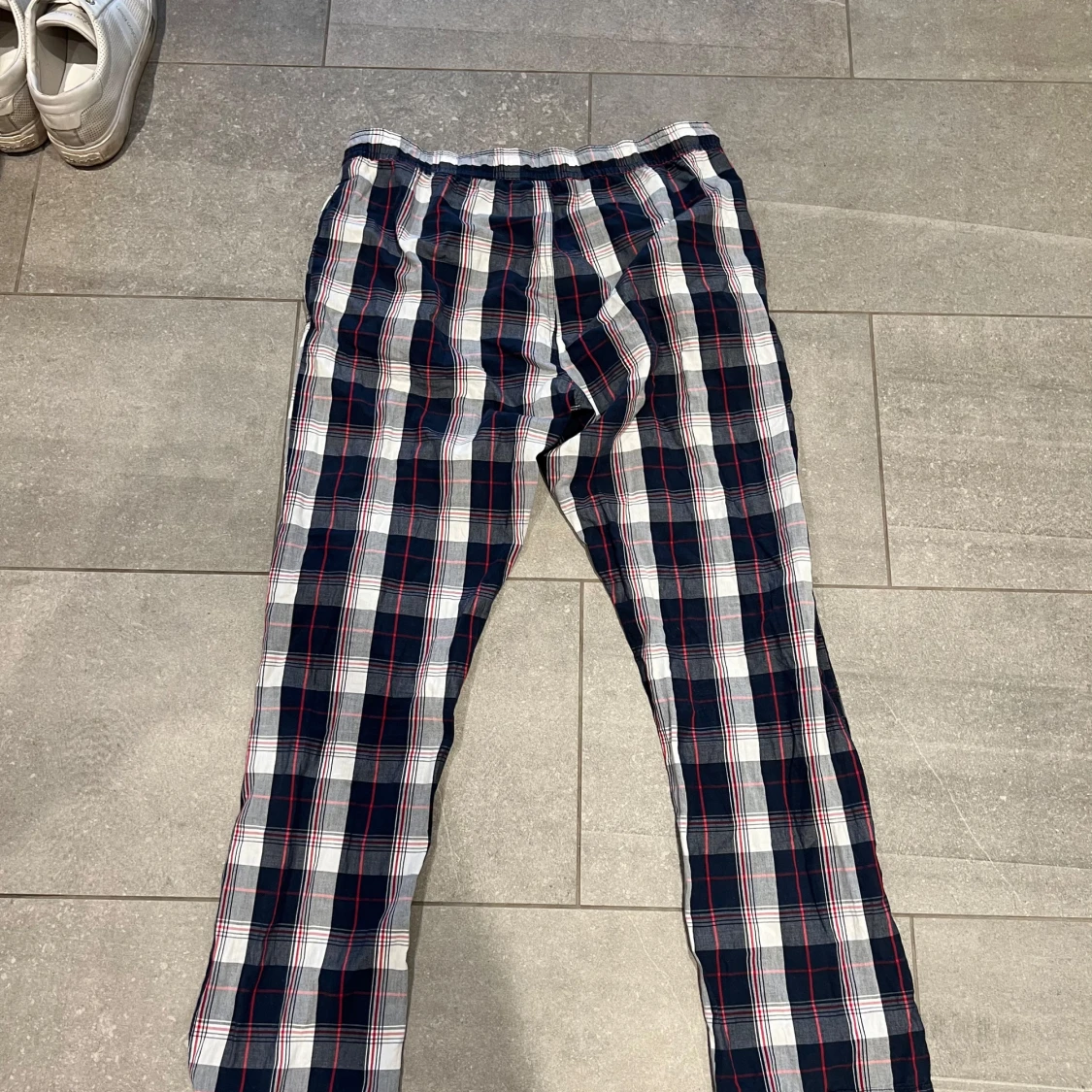 Rutig pyjamasbyxa med snörning i midjan - 1