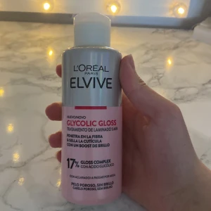 L'Oréal Paris Elvive Glycolic Gloss - L'Oréal Paris Elvive Glycolic Gloss är en hårbehandling med 17% gloss complex och glykolsyra. Produkten är rosa och kommer i en plastflaska. Den är framtagen för att ge glans och släta ut hårets yta. ANDVÄND ETT FÅTAL GÅNGER