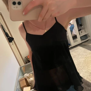 Svart blus - Jätte söt svart topp som är något genomskinlig, bra skick!❤️