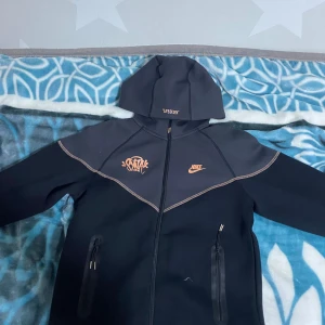 Svart Syna World Nike Tech hoodie med dragkedja och luva - Säljer min Nya Syna world Nike Tech. Den är helt ny bara provat på den , säljer den för den var för stor på mig. Men den är helt ny. Pris kan diskuteras mot snabb affär 