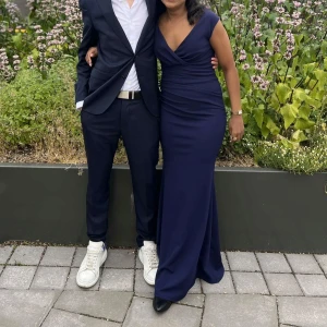 Mörkblå långklänning med v-ringning - Fin balklänning jag hade förra året. Jag är 163 och klänningen är i storlek 36💓 Endast använd en gång. Pris kan diskuteras💓