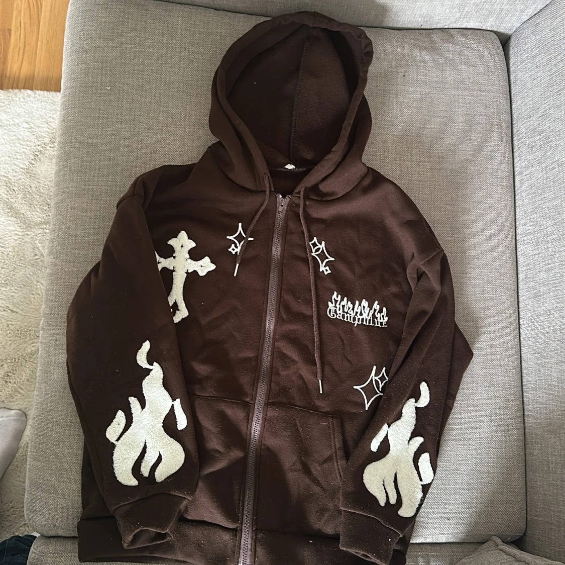 Brun hoodie med vita tryck