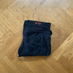 Dondup Jeans - Riktigt najs svarta Dondup jeans som sitter gött. Gott skick och passar till allt, kom o köp!