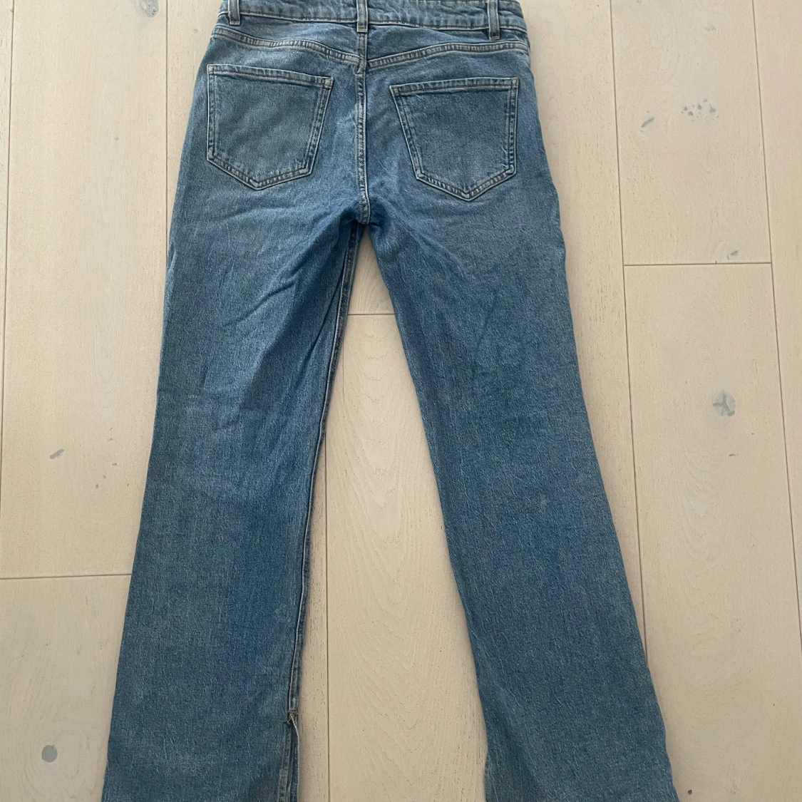 Blå bootcut jeans med slits - 1