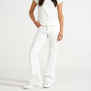 Vita flare jeans  - Helt nya vita flare jeans, Jättefina fick dom idag!! passar även xs och s
