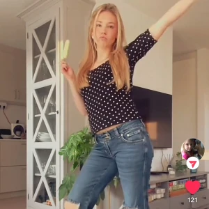 Svart topp med vita prickar - Säljer en svart topp med vita prickar och puffiga trekvartsärmar. Toppen har en fyrkantig ringning och är figurnära i modellen💓💓