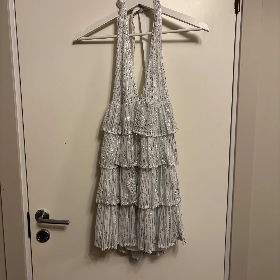 Vit glittrig volangklänning från SHEIN