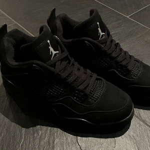 Jordan 1 Black Cats  - Riktigt bra skick, knappt använda  Stl 43 Original boxen ingår inte på grund av att en köper endast vill ha den ny pris 5000kr Fler frågor tveka inte på att skicka ett meddelande