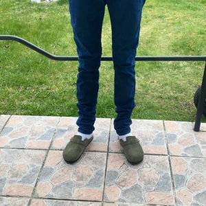 Blå Replay anbass slim fit jeansbyxor - Snygga blå replay anbass jeansbyxor med slim passform och klassiska fickor både fram och bak. Byxorna har normal midja och raka ben, perfekta för en stilren look. Passar till många olika outfits och är lätta att matcha.