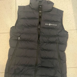 Sail racing väst  - Säljer nu denna snygga väst i storlek 160. Inga defekter och pris går självklart att diskuteras !