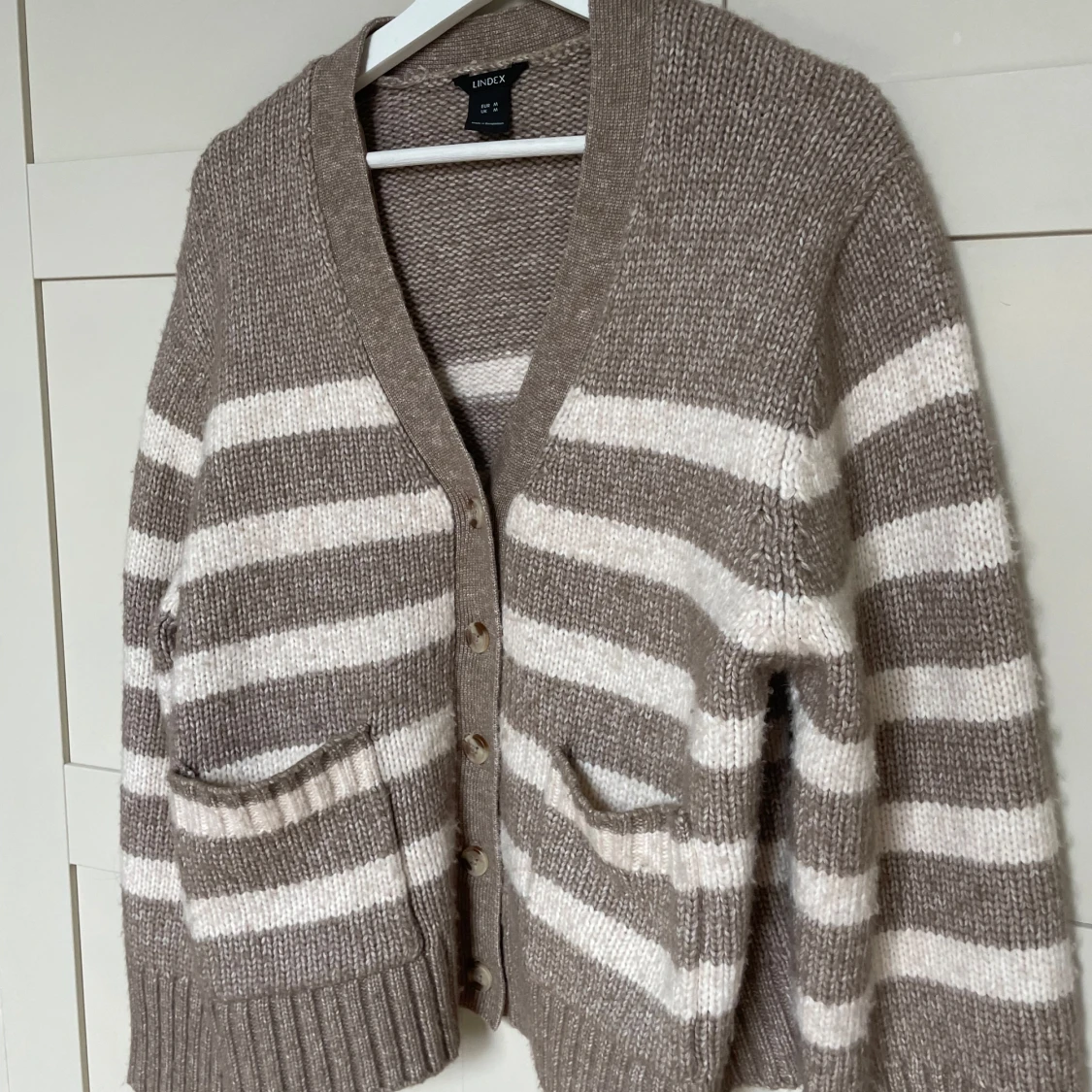 Beige och vit randig kofta från Lindex - 1