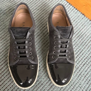 Gråa sneaker från Lanvin - Hej!👋 jag säljer dessa lanvins som inte har några defekter! De är gråa. Inget og ingår. Priset kan diskuteras vid snabb affär. Uk 9 / 44 