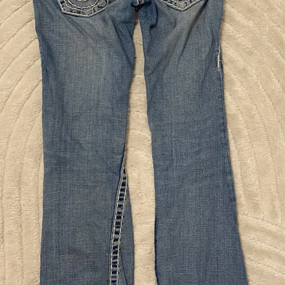 Bootcut w24 vintage, modelen görs inte längre och är sällsynt. Bootcut low waist med inga skador. xs/s storlek true religion beans . Farkut & Housut.