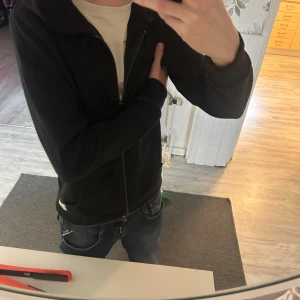 Jack & jones zip - Tja säljer denna stil rena Jack & jones zip hoodie i storlek S . Den har inga fel på sig elle fläckar så de är bara att höra av sig om funderingar.😄😄