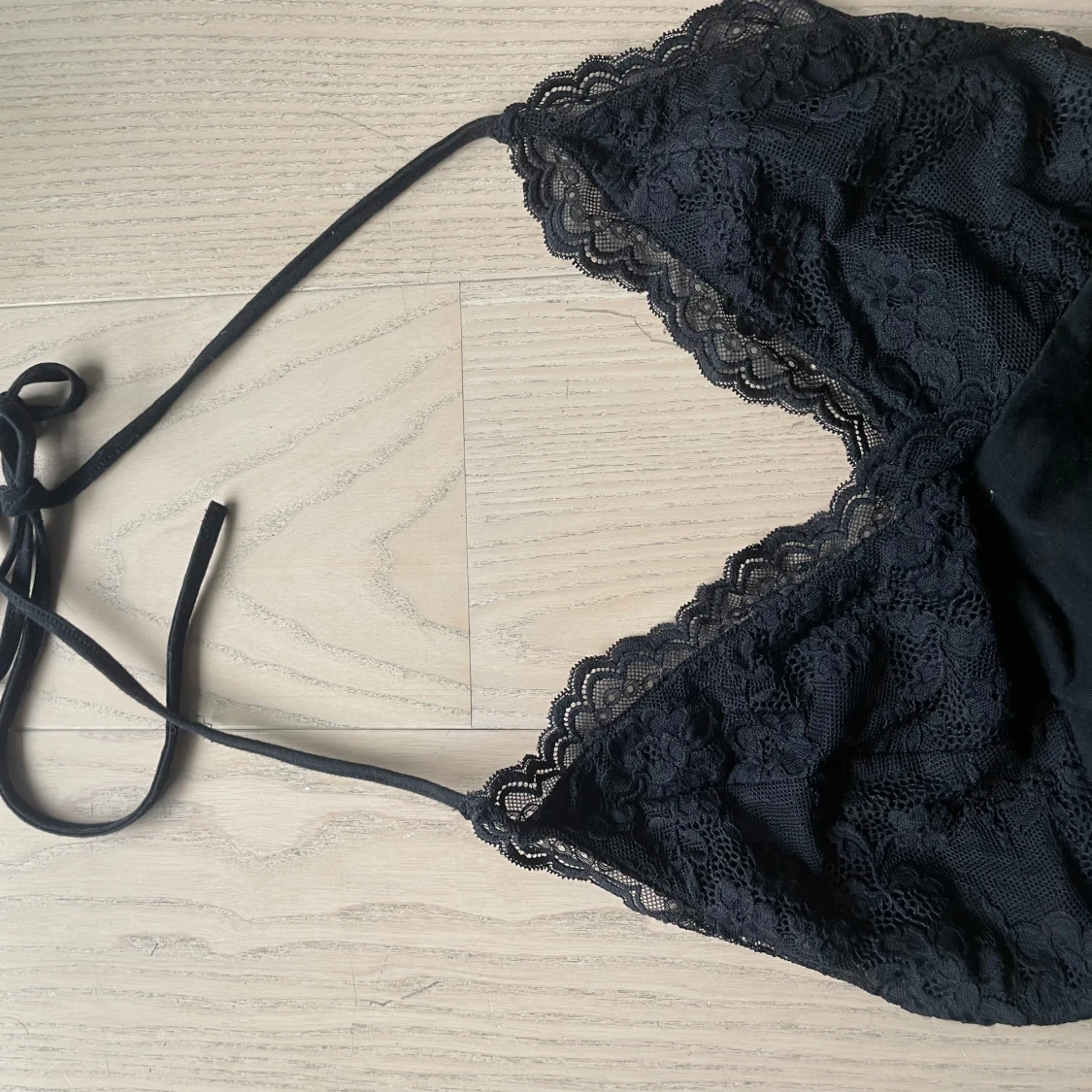 Svart spetslinne med tunna band - 1