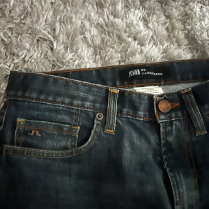 Blå jeans Johan by J.Lindeberg - Säljer ett par oanvända klassiska blå jeans från Johan by J.Lindeberg riktigt schysst pris