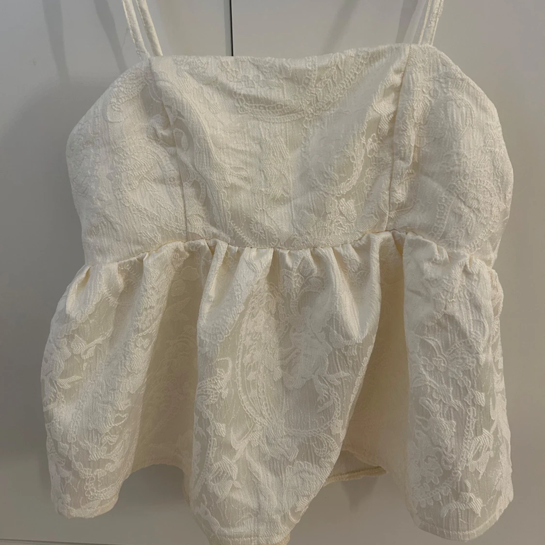 Vit topp med volang och mönster  - 1