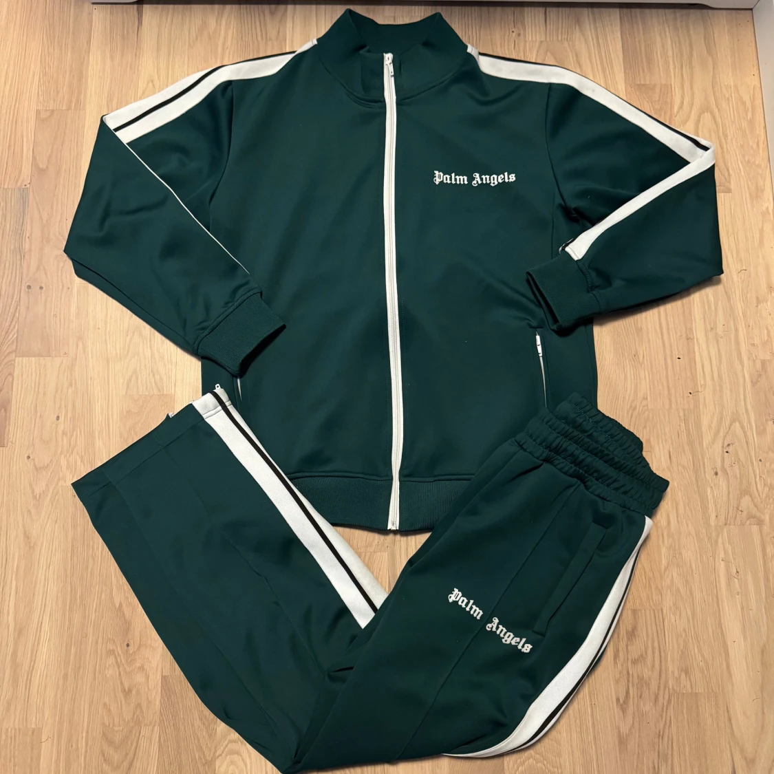 Palm Angels Track Set – Forest Green | Clean & klassisk hype