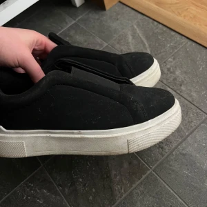 Svarta sneakers med vit sula - Snygga och passar till allt🩷 använda fåtal gånger 