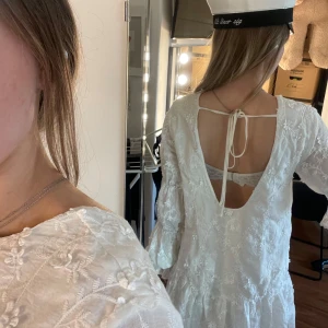 Vit klänning med öppen rygg - Fin klänning, mycket bra skick (tror den är använt en gång av personen jag köpte den av)☺️                      Kolla gärna min profil då jag har fler vita klänningar det inte blev till min student i år😅 Hör av dig om du har frågor💗