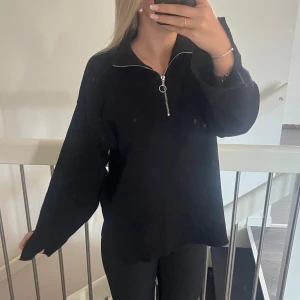stickad zip tröja - super skön och perfekt till sommaren, tyvärr används den inte längre💞💞