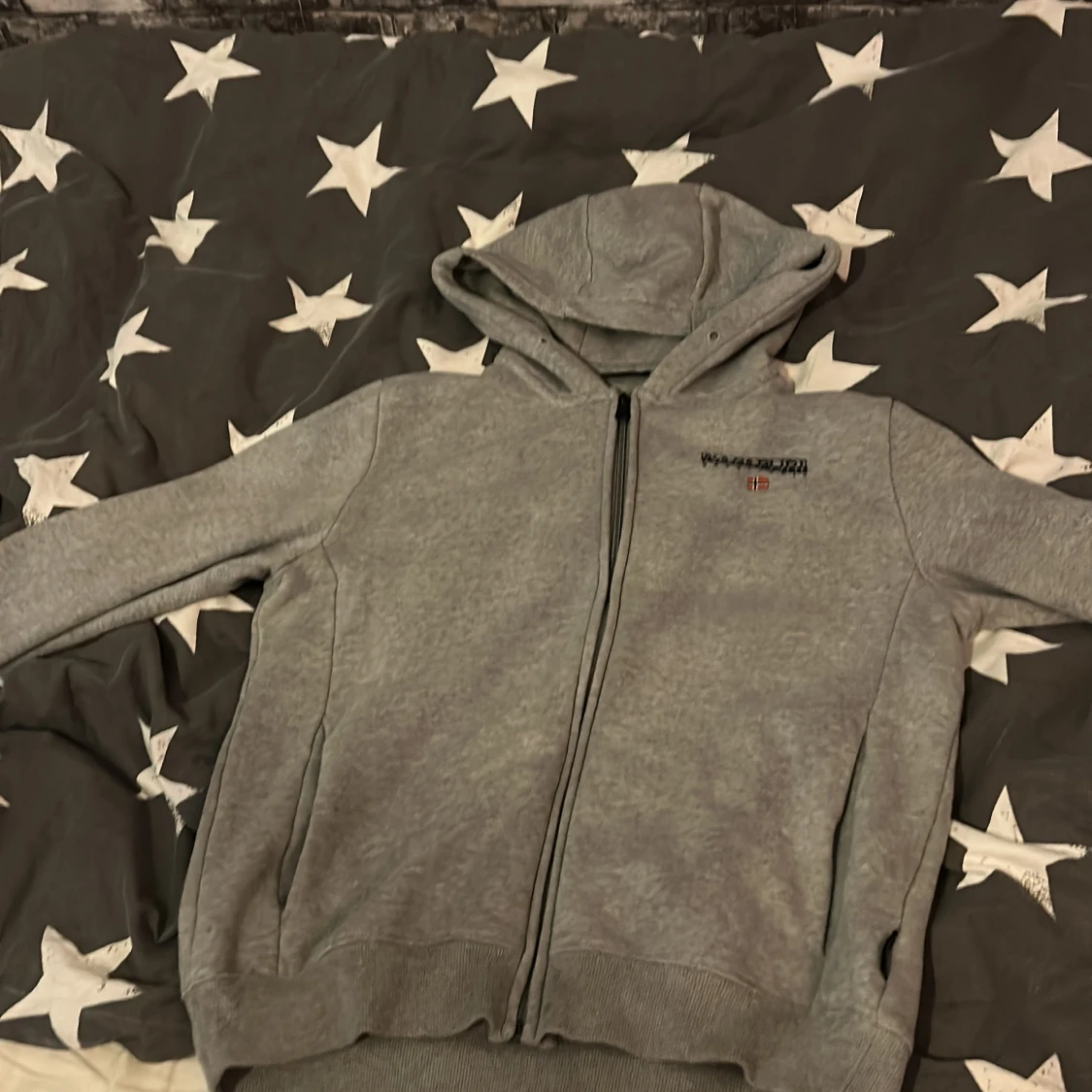 Grå hoodie med dragkedja från Napapijri