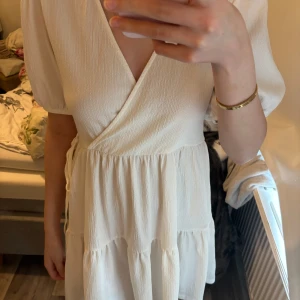 Vit omlottklänning med puffärm - Storlek M passar mig som är xs/s. Oanvänd 