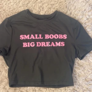 croppad t-shirt med text - helt oanvänd