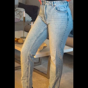 Ljusblå raka jeans från Vero Moda - Säljer ett par klassiska ljusblå jeans från Vero Moda med hög midja och raka ben. Jeansen har fem fickor, gylf med dragkedja och knapp samt tydliga sömmar. Storlek 29/32 de passar inte mig. 