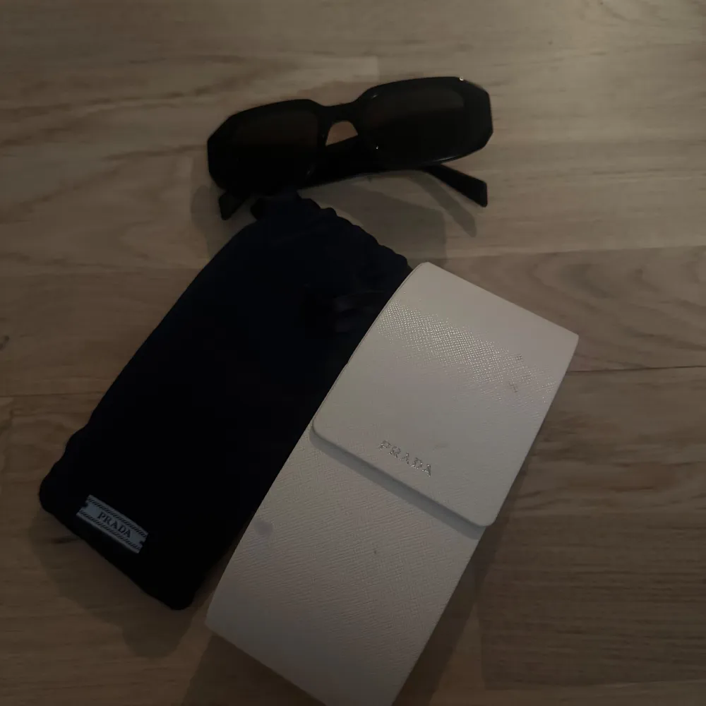 Solglasögon från Prada. Prada PR 17WS 1AB5S0 4920 Endast provade vid flera tillfällen men aldrig använda ”på riktigt” så i nyskick.. Asusteet.