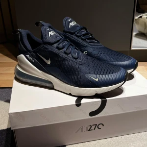 Nike Air Max 270  - Säljer ett par Nike Air Max 270 som jag använt 1 gång. Var för små för mig, 10/10 skick. Sneakersna är i marinblå. Perfekta för dig som gillar sportig och modern stil. Priset är inte hugget i sten🙌