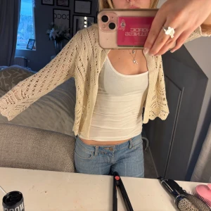 Beige stickad kofta från JDY - Beige kofta som passar nu till sommaren, nästan oanvänd  