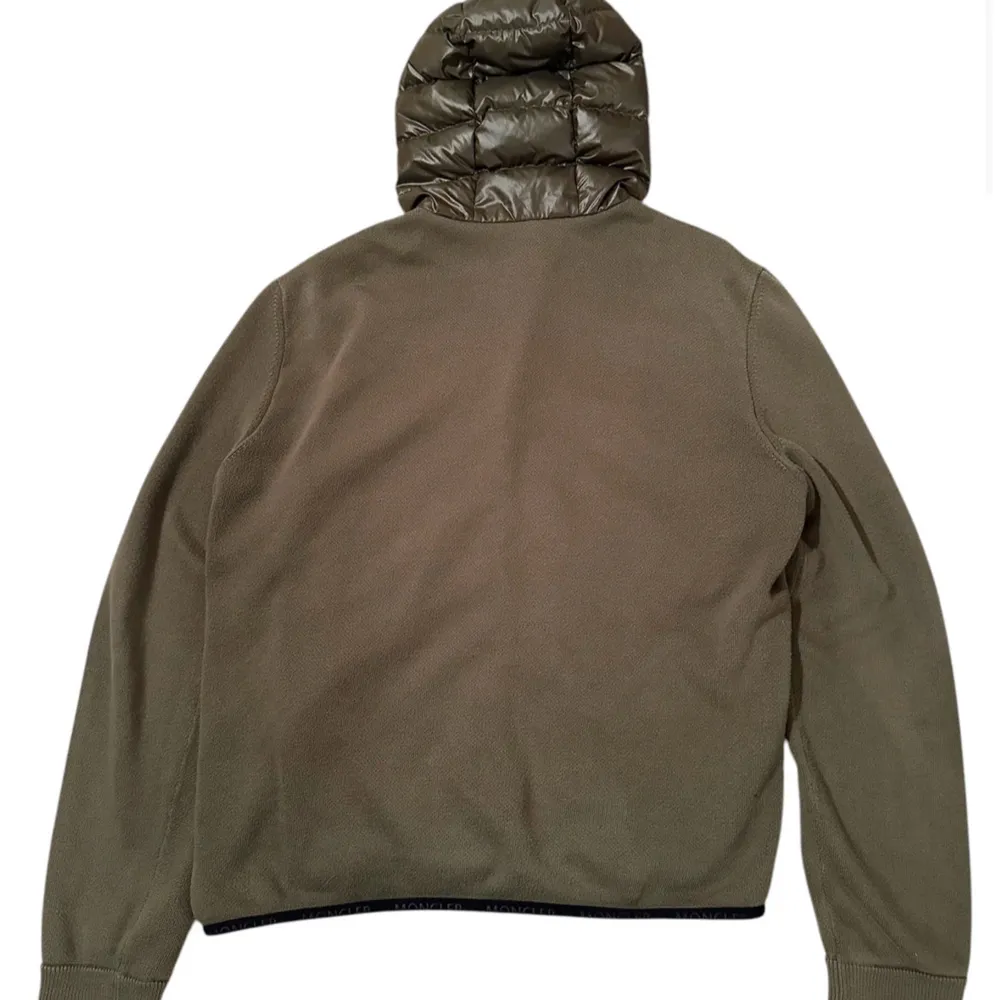 Moncler cardigan. Storlek L. Skick super fint utöver en liten fläck på armen. Pris 4190 nya säsongen! Nypris 11200. Finns att köpa på Fashionels.com. Takit.
