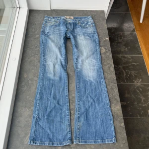 Utsvängde coola jeans  - Snygga utsvängda jeans med coola detaljer Inerbenslängd: 83  midjemått rakt över:44   Midjehöjd: 22