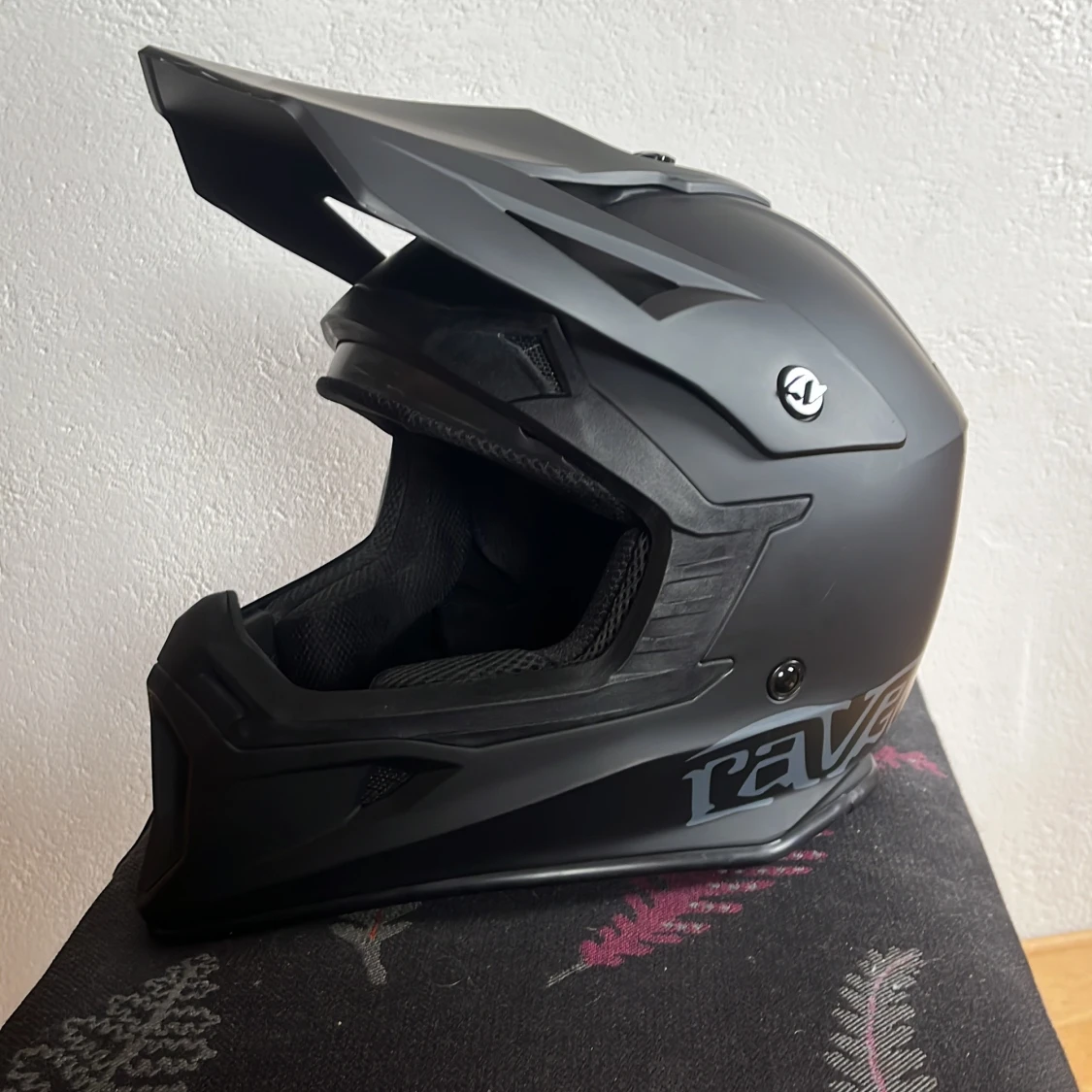 Svart crosshjälm Raven Airborne Stealth  - 1