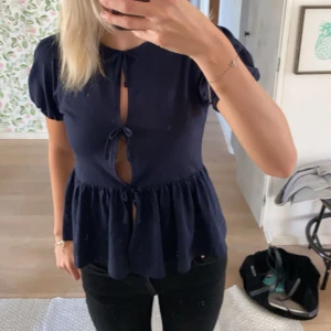 Mörkblå topp - En topp från Gina Young, passar mig som annars har XS. Skriv om ni undrar något!